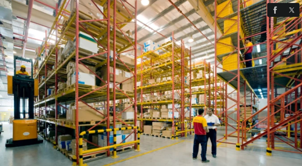 Các công nhân trong kho của DHL. Ảnh: Deutsche Post AG