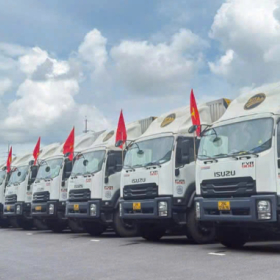 Các xe di chuyển vào kho
